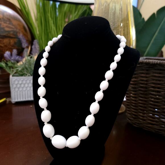 Vintage White Beaded Necklace with Oval Lucite Beads & Clasp Retro 1980s Jewelry - Picture 3 of 10